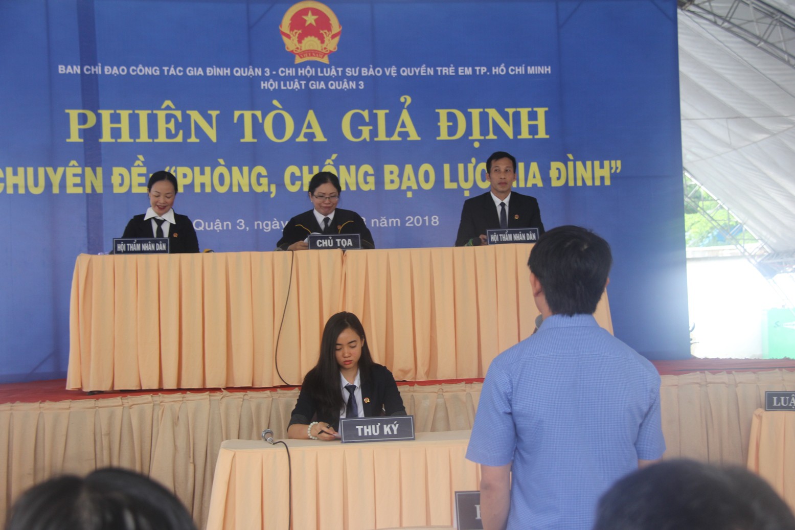 chong di nhau say de vo con doi com con danh vo dap la lach khien ai xem cung buc xuc tai phien toa gia dinh