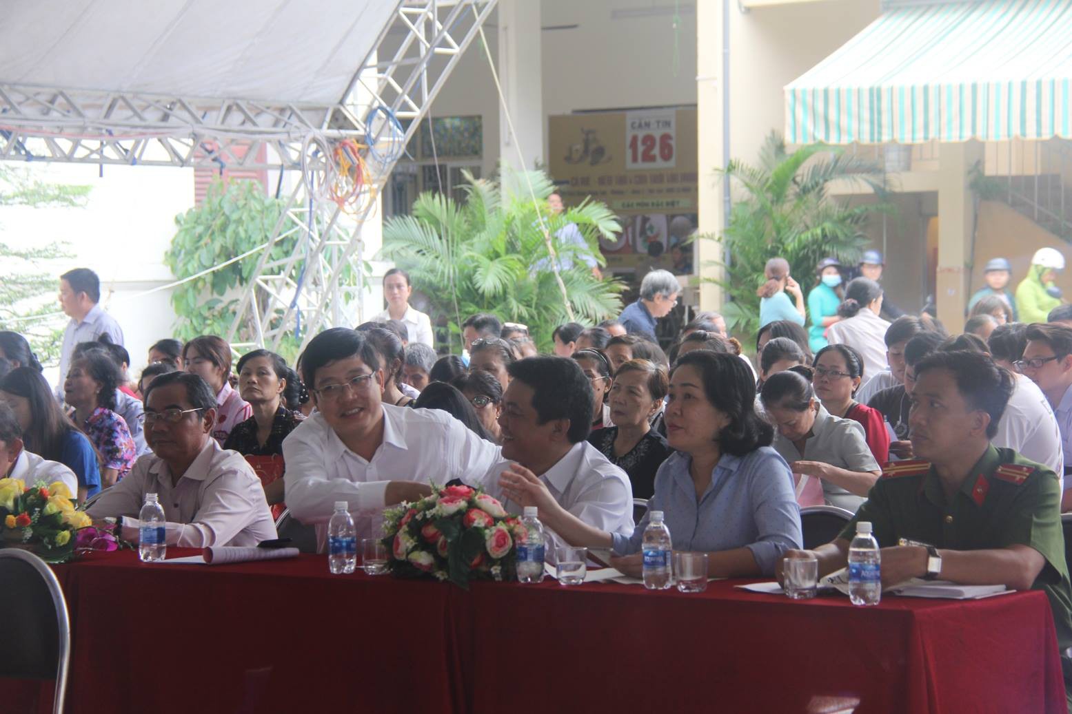 chong di nhau say de vo con doi com con danh vo dap la lach khien ai xem cung buc xuc tai phien toa gia dinh
