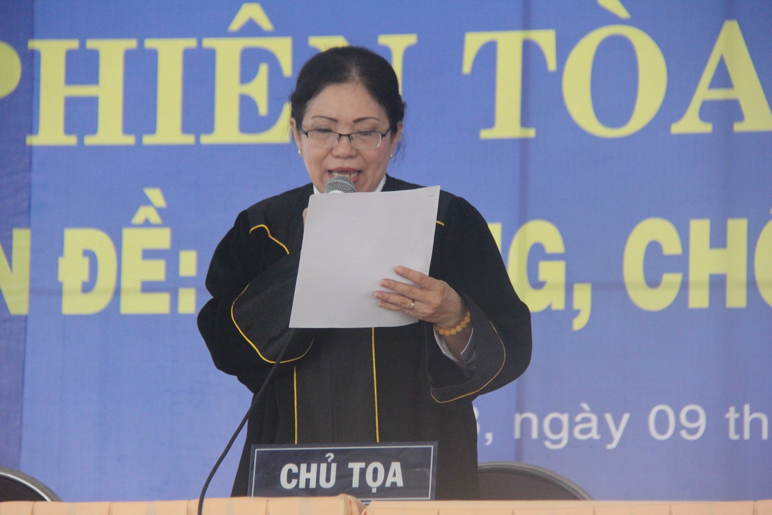 chong di nhau say de vo con doi com con danh vo dap la lach khien ai xem cung buc xuc tai phien toa gia dinh