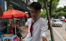 video hanh khach nga nhao tu tren xe xuong duong do xe buyt chay au