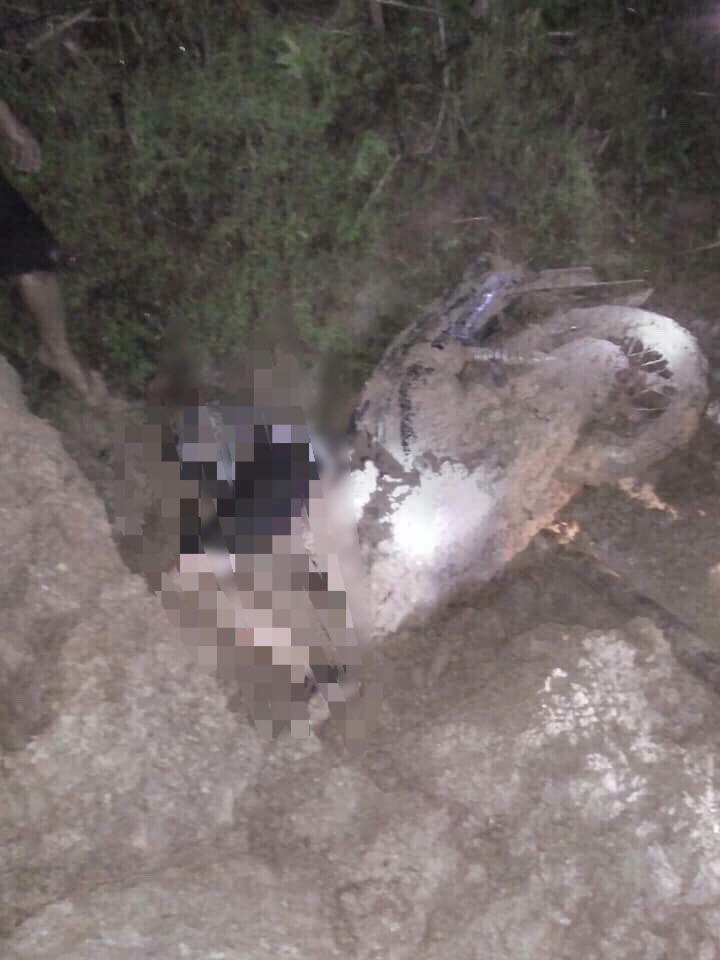 lao cai hai nguoi di xe may tren duong bi nui sat lo de tu vong