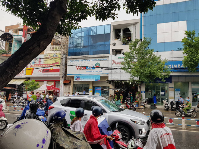 xong vao ngan hang o sai gon cuop 1 trieu dong cua khach nam thanh nien bi bat giu khi dang xoe tien ra dem