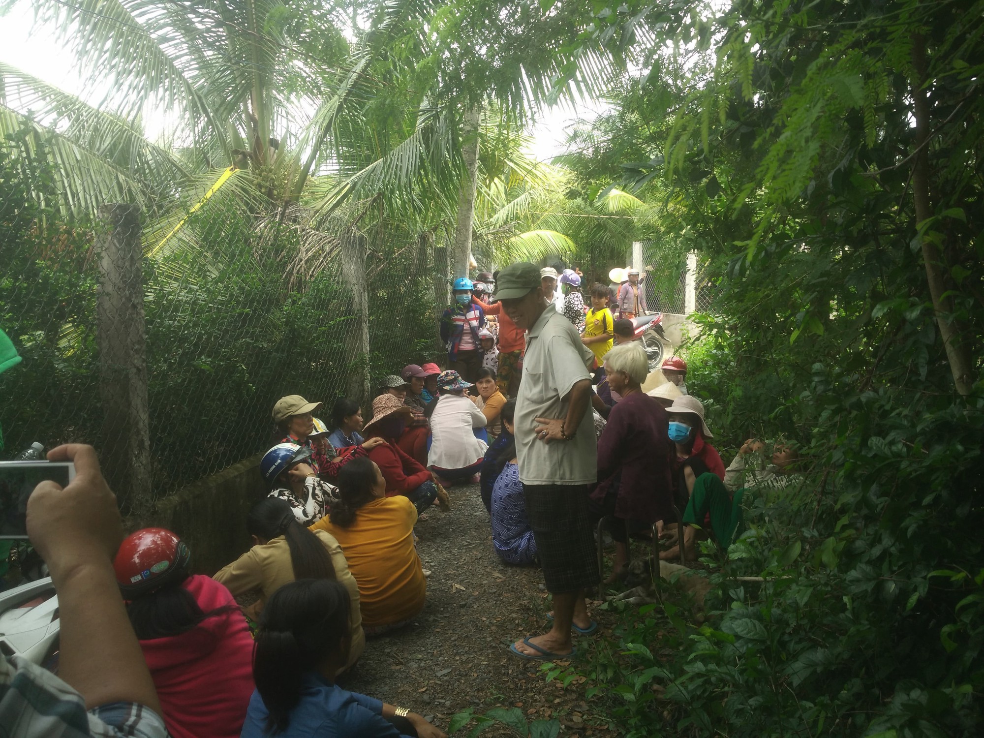 tiet lo bat ngo ve con re giet chet 3 nguoi trong gia dinh vo tung bi nha vo phan doi va cam dao doa hang xom