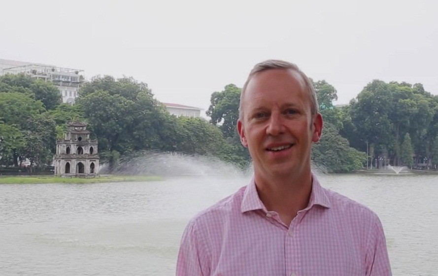 tan dai su anh phai long pho bo via he ha noi cung tuong ot dam toi
