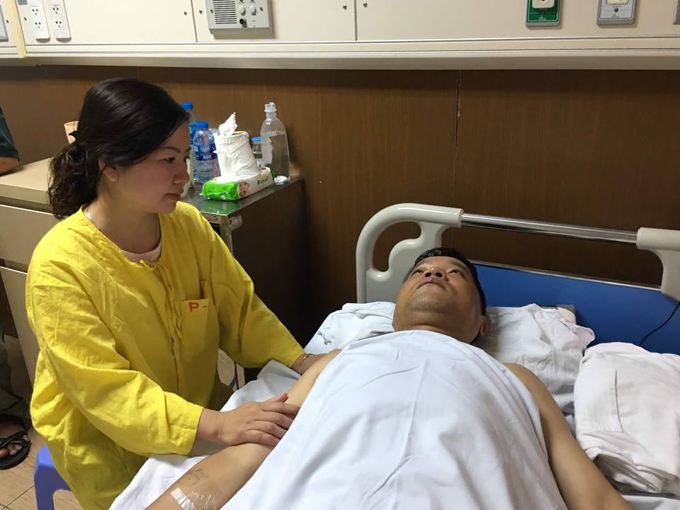 chien si cscd ha noi bi thieu nu toc vang tong xe vao da on dinh suc khoe