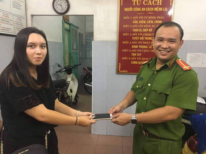 hai nu quai dan canh trom tai san cua nu du khach ngoai quoc giua trung tam sai gon