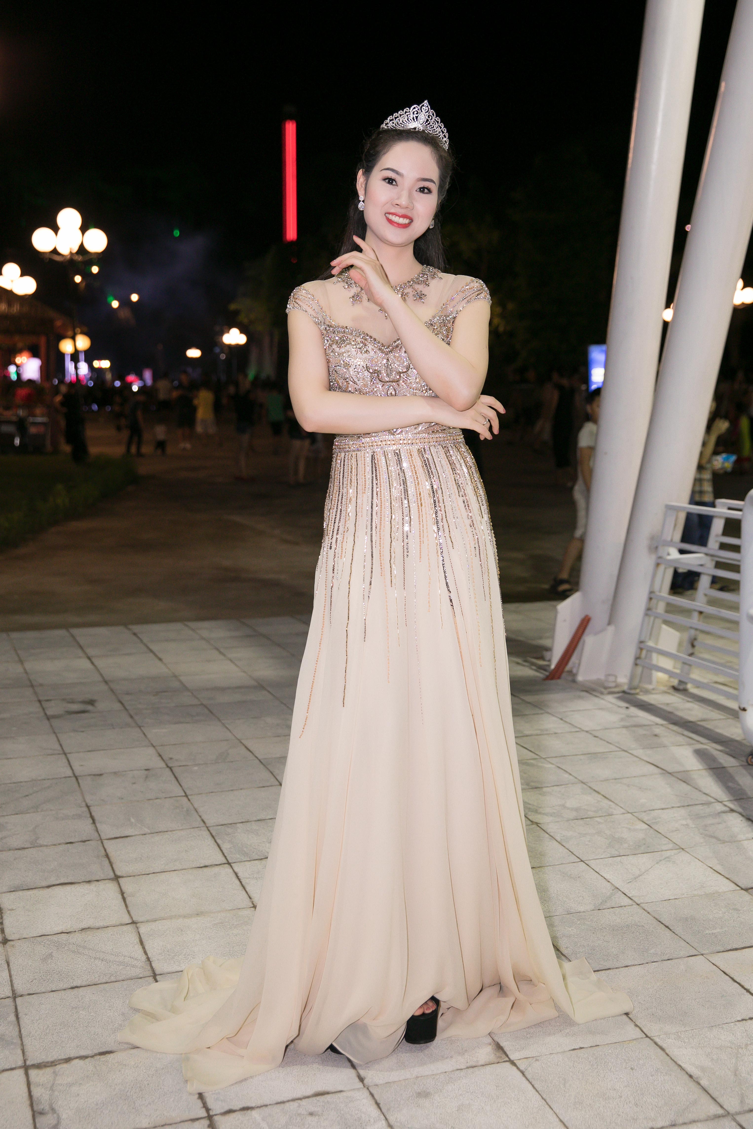 dan hoa hau a hau 3 thap ky hoi tu tai trong dem gala nhan sac hoang kim