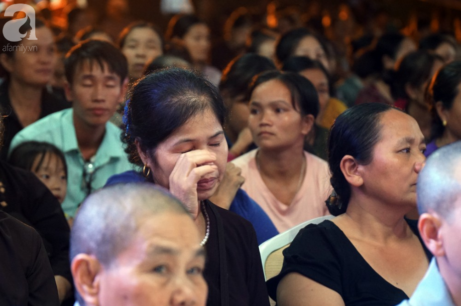 hang nghin nguoi con nghen ngao khi nhac den cong on cha me trong le vu lan bao hieu