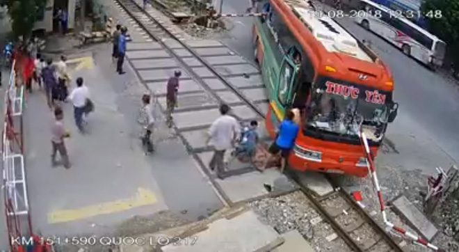 vu xe khach bi thanh rao chan xuyen thung kinh hai nhan vien gac chan da nhanh chong ra tin hieu cho tau dung kip thoi