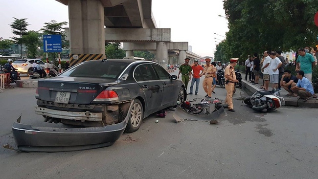 ha noi nu tai xe bmw dam hang loat phuong tien va keo le 2 chau nho