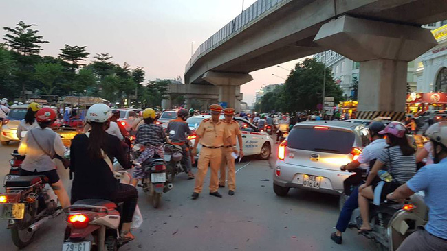 ha noi nu tai xe bmw dam hang loat phuong tien va keo le 2 chau nho