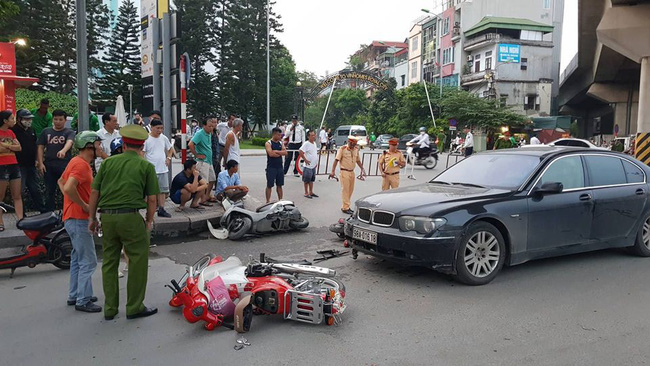 ha noi nu tai xe bmw dam hang loat phuong tien va keo le 2 chau nho