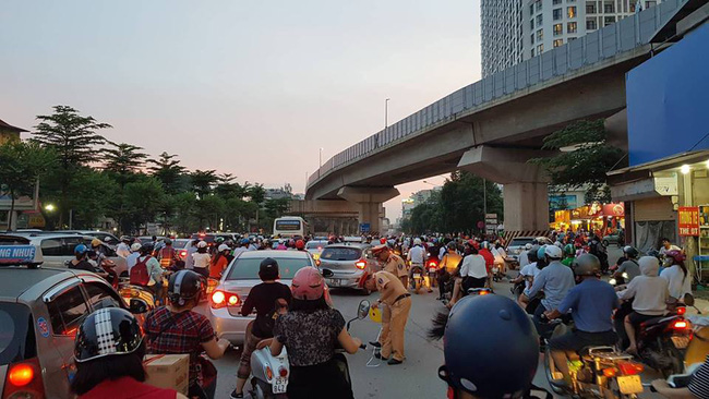 ha noi nu tai xe bmw dam hang loat phuong tien va keo le 2 chau nho