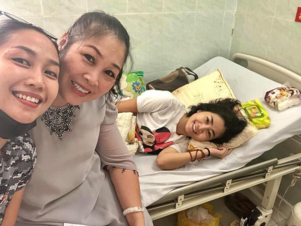 quyen linh di chan dat ngoi bet xuong san nha khi den tham hoi mai phuong