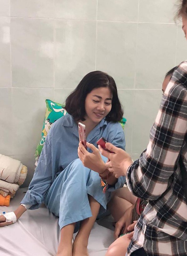 quyen linh di chan dat ngoi bet xuong san nha khi den tham hoi mai phuong