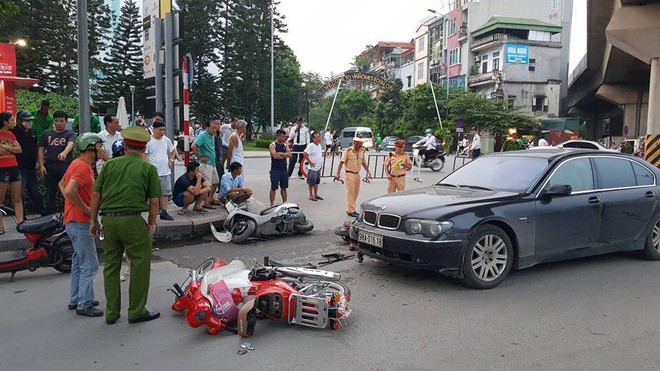 vu nu tai xe bmw gay tai nan keo le mot chau be do vuong quai giay cao got