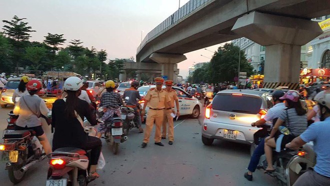vu nu tai xe bmw gay tai nan keo le mot chau be do vuong quai giay cao got