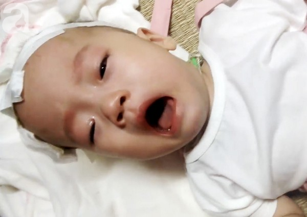 cha ngheo tha huong cuu con gai 14 thang tuoi nam vien tu luc lot long vi can benh quai ac