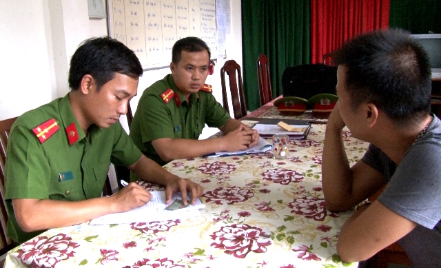bat giu lo hang khong ro nguon goc va 45 binh bom bong cuoi o tphue