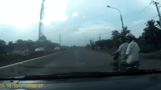 xe may danh vong gay su gap trung team ho bao va cai ket xau ho cho ca doi ben