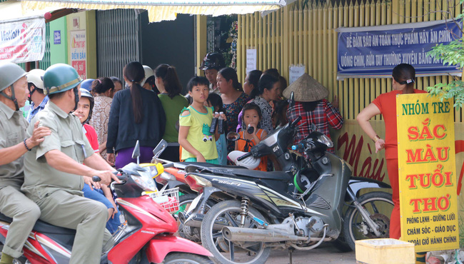 an giang phan no clip bao mau danh tre da man khi dang cho an phu huynh buc xuc vay kin lop
