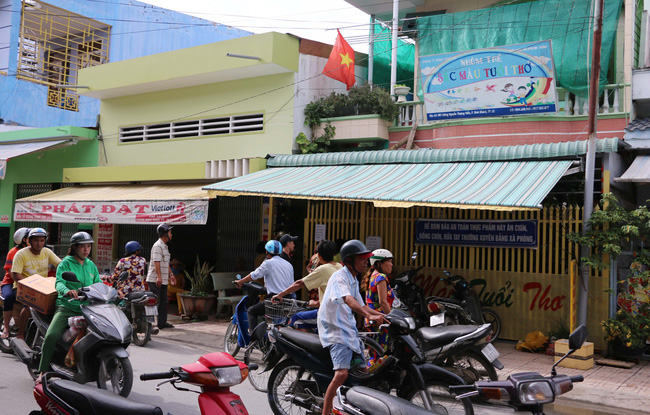 an giang phan no clip bao mau danh tre da man khi dang cho an phu huynh buc xuc vay kin lop
