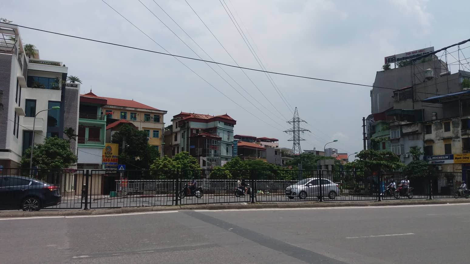 ha noi co gai tre bat ngo treo len xe cau dang dung cho den do sau do nhay xuong song set