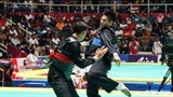 video ha knock out doi thu vo si bi hang loat khan gia lao len danh toi tap