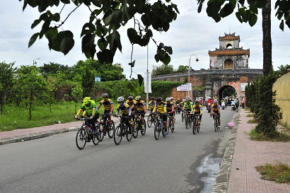 chum anh cuu dai su my cung tham gia ngay hoi xe dap hue mo rong