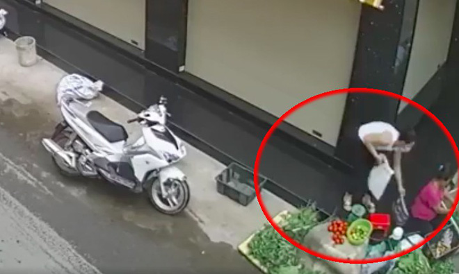 dong nai bat khan cap nguoi phu nu di xe ga trom tui xach cua ba ban rau