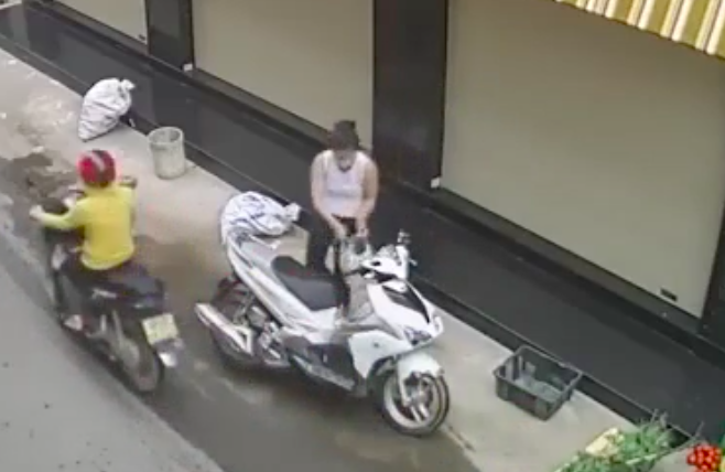 dong nai bat khan cap nguoi phu nu di xe ga trom tui xach cua ba ban rau