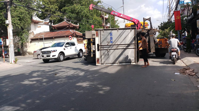 xe tai lat nhao tren duong pho sai gon nhieu nguoi di duong thoat chet