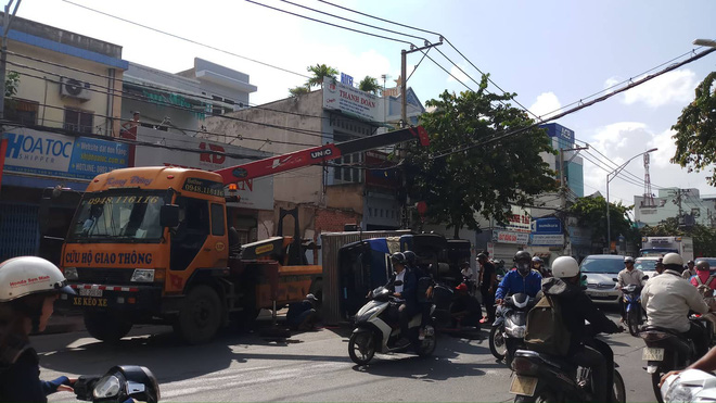 xe tai lat nhao tren duong pho sai gon nhieu nguoi di duong thoat chet