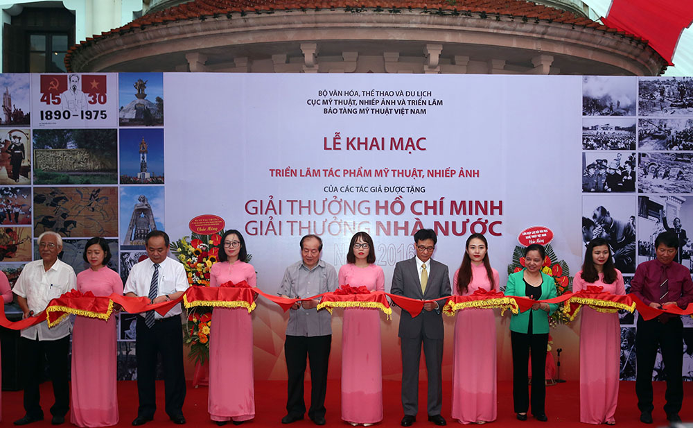 trien lam tac pham my thuat nhiep anh duoc tang giai thuong ho chi minh giua long ha noi