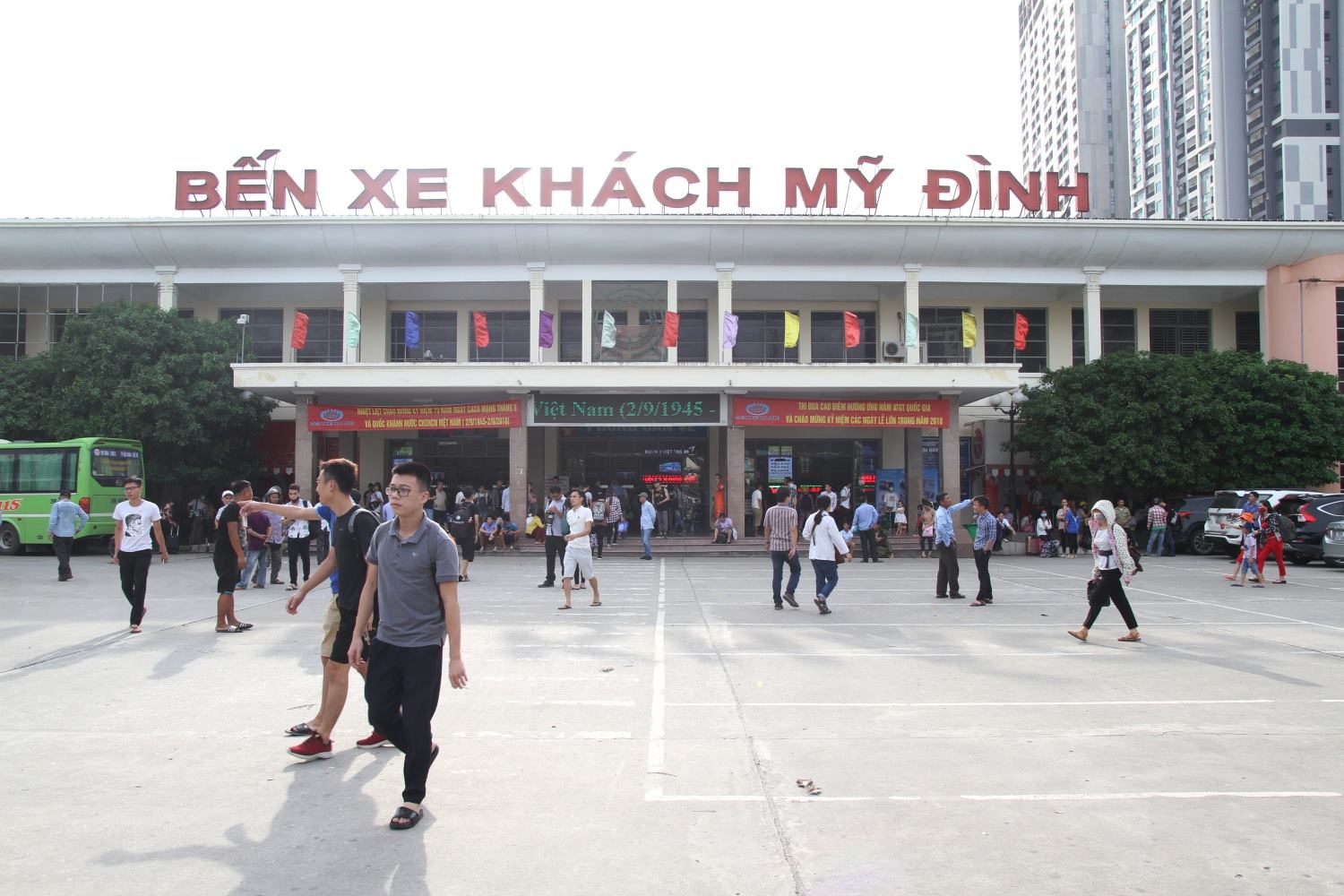 nguoi dan roi thanh pho ve nha bat dau ky nghi le