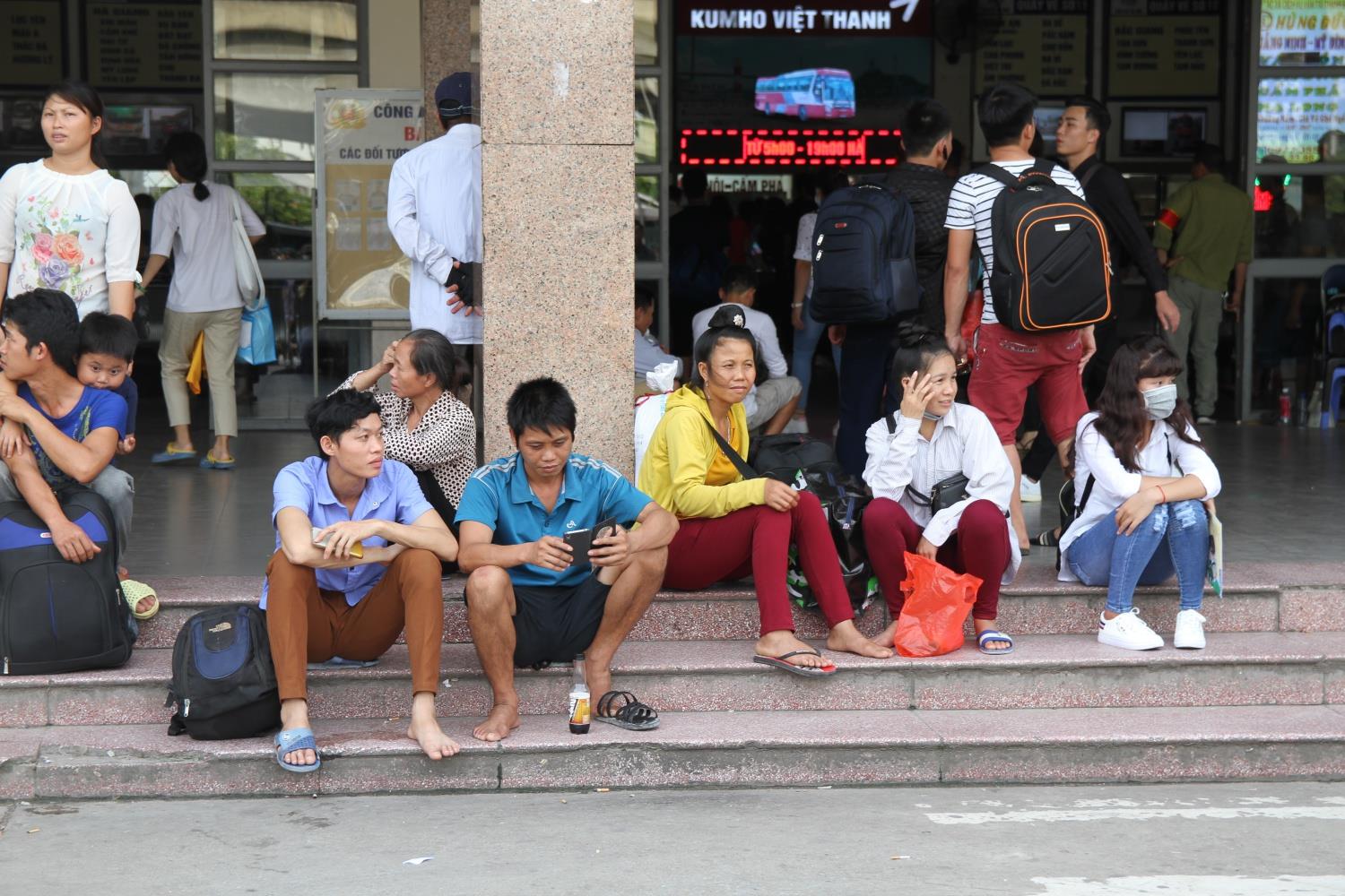nguoi dan roi thanh pho ve nha bat dau ky nghi le