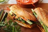 co gai anh mo tiem banh mi viet tren xe buyt hai tang