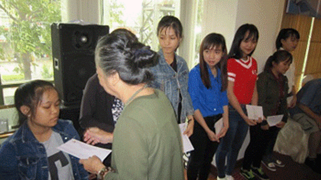hoi nhung nguoi nhat ban yeu viet nam tinh shizuoka trao hoc bong cho nan nhan chat doc da cam tinh quang ngai