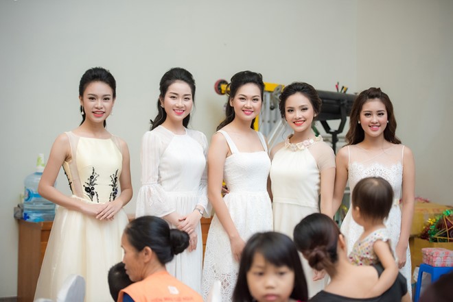 dan nguoi dep hhvn 2016 vui trung thu cung cac em nho mac benh hiem ngheo