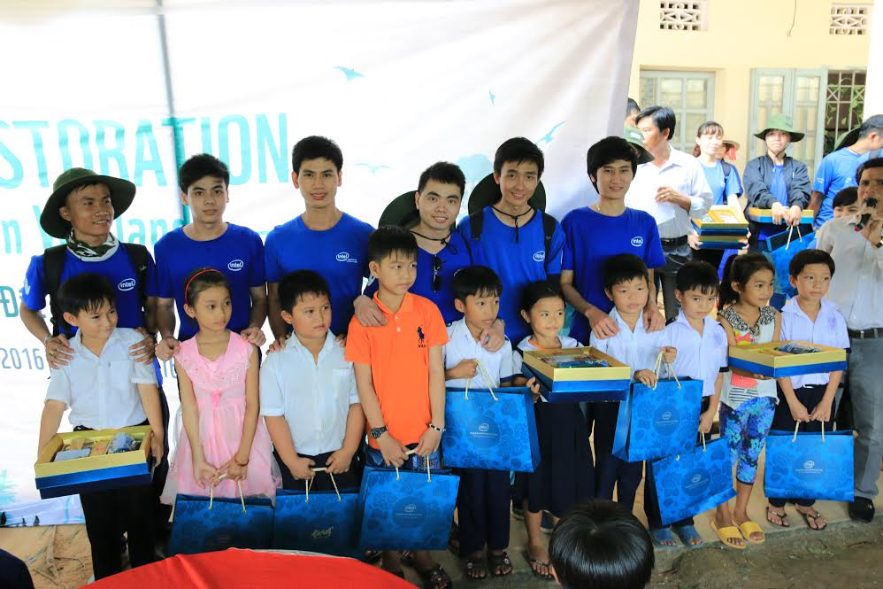 intel cung wwf trong cay khoi phuc rung dat ngap nuoc khu bao ton lang sen long an