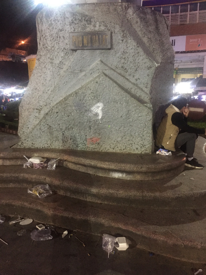 nhac nho nguoi ban hang co lao cong o da lat nhan lai cau noi khong xa rac thi lay viec dau cac co lam