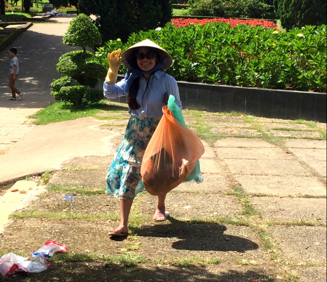 hinh anh dep khach nuoc ngoai va ban tre da lat cung thu don rac thai o cong vien hau nghi le 29
