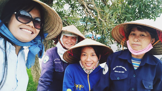 hinh anh dep khach nuoc ngoai va ban tre da lat cung thu don rac thai o cong vien hau nghi le 29