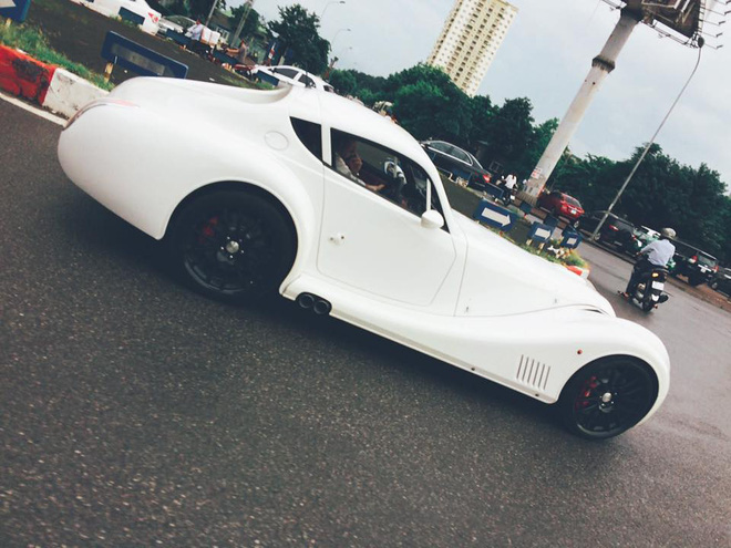 chiec bach ma morgan aero supersports lan banh tren pho ha noi khien bao nguoi tram tro