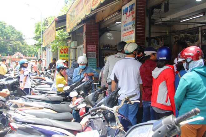 ram thang 7 pho co ha noi mu mit hoa vang ma sai gon chen nhau mua com chay di le chua