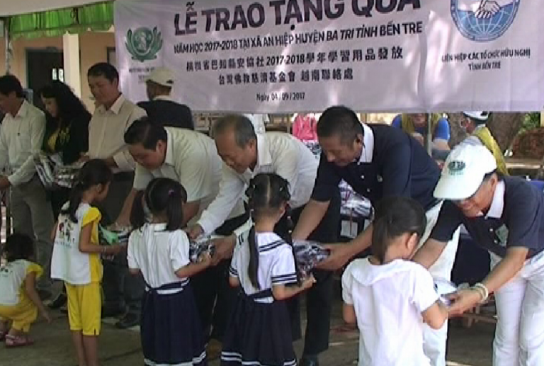 lien hiep cac to chuc huu nghi cac tinh trao hoc bong cho hoc sinh co hoan canh kho khan