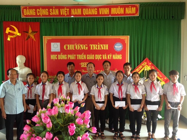 lien hiep cac to chuc huu nghi cac tinh trao hoc bong cho hoc sinh co hoan canh kho khan