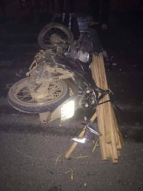 lao cai xe may vuot au dam vao xe con 2 nguoi trong thuong