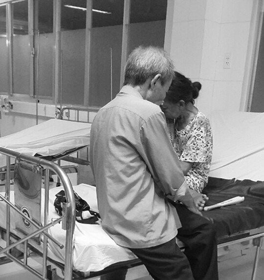 buc anh doi vo chong gia trong vien va cuoc noi chuyen khien con gai roi nuoc mat