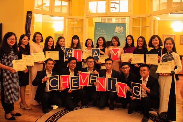 dai su anh trao hoc bong chevening cho 21 hoc gia viet nam